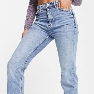 Boyfriend jeans, super cute and good material. Brand new.